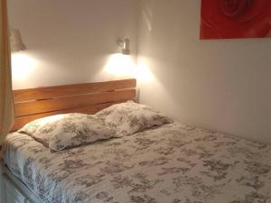 ein Schlafzimmer mit einem Bett und einem Kissen darauf in der Unterkunft Studio Cabine 6 pers avec équipements confort, Piau-Engaly - FR-1-457-200 in Aragnouet