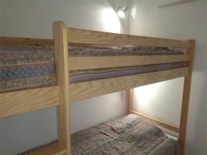 ein paar Etagenbetten in einem Zimmer in der Unterkunft Studio Cabine 6 pers avec équipements confort, Piau-Engaly - FR-1-457-200 in Aragnouet