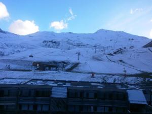 a snow covered mountain with a building in the foreground at Studio Piau-Engaly, 1 pièce, 5 personnes - FR-1-457-175 in Aragnouet