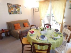 ein Wohnzimmer mit einem Tisch und einem Sofa in der Unterkunft Appartement Saint-Lary-Soulan, 3 pièces, 6 personnes - FR-1-457-266 in Saint-Lary-Soulan