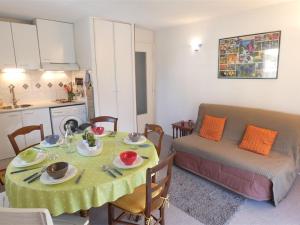 eine Küche und ein Wohnzimmer mit einem Tisch und einem Sofa in der Unterkunft Appartement Saint-Lary-Soulan, 3 pièces, 6 personnes - FR-1-457-266 in Saint-Lary-Soulan