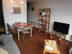 a living room with a table and a television at Studio Piau-Engaly, 1 pièce, 6 personnes - FR-1-457-212 in Aragnouet