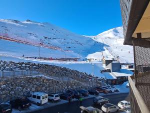 a parking lot with cars parked in front of a ski slope at Appartement Saint-Lary-Soulan, 2 pièces, 6 personnes - FR-1-457-253 in Saint-Lary-Soulan