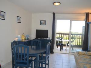 een woonkamer met een eettafel en een televisie bij Appartement Saint-Cyprien, 3 pièces, 6 personnes - FR-1-225D-83 in Saint Cyprien Plage