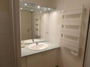 a bathroom with a sink and a mirror at Duplex T4 8 pers, 102m², Saint-Lary-Soulan, Balcon, Garage, 3 Chambres, 3⭐️, Proche Centre - FR-1-457-278 in Saint-Lary-Soulan