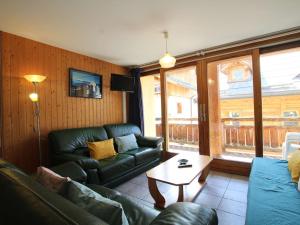 a living room with a couch and a table at Bel appartement lumineux 54m², 3 pièces, 6 pers., coeur de Montgenèvre, animaux acceptés, balcon. - FR-1-330D-12 in Montgenèvre