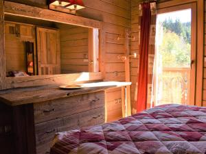 Dormitorio con cama y ventana en una cabaña en Appartement Méribel, 4 pièces, 6 personnes - FR-1-180-455 en Les Allues