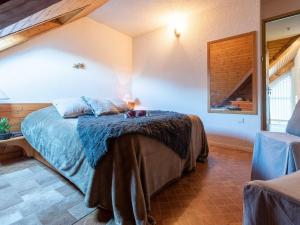 um quarto com uma cama num quarto em Maison Saint-Lary-Soulan, 4 pièces, 6 personnes - FR-1-296-291 em Saint-Lary-Soulan
