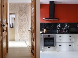 y cocina con fogones y microondas. en Appartement Ars-en-Ré, 3 pièces, 4 personnes - FR-1-434-54 en Ars-en-Ré