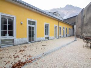 einen leeren Innenhof eines gelben Gebäudes in der Unterkunft Appartement Cauterets, 4 pièces, 9 personnes - FR-1-401-181 in Cauterets