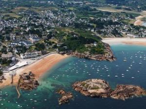 an aerial view of a beach with boats in the water at Appartement Trégastel: Vue mer, Parking privé, Petit chien admis. - FR-1-542-5 in Trégastel