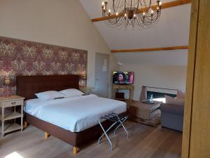 a bedroom with a large bed and a living room at B&B Bloonwinning in Hasselt