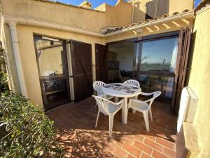 Balkón nebo terasa v ubytování Villa T2 Front de Mer avec Terrasse à Port Leucate - 4 Couchages, Parking Privé, Plage à Pieds - FR-1-81-515 + 4 fotografie