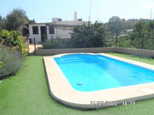 una piscina en el patio trasero de una casa en El Arroyuelo, en Estepona