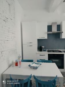 A kitchen or kitchenette at Le Finestre Sul Borgo 1