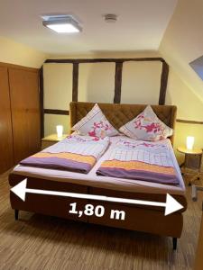 um quarto com uma cama com uma flecha visoromaly em Altstadtwohnung Kromers em Erfurt