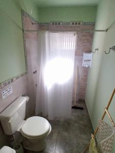 e bagno con servizi igienici e doccia con finestra. di Cabaña Flor de Cardón-Juella. a Juella