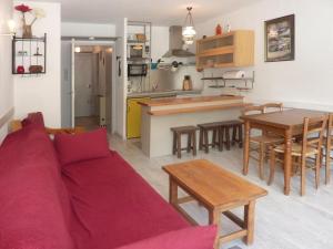 sala de estar y cocina con sofá y mesa en Studio Les Orres, 1 pièce, 4 personnes - FR-1-322-409, en Les Orres