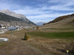 a view of a field with a town and mountains at Appartement Montgenèvre, 2 pièces, 6 personnes - FR-1-266-161 in Montgenèvre