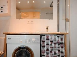 una lavadora y secadora en una cocina con encimera en Appartement Montgenèvre, 2 pièces, 6 personnes - FR-1-266-161, en Montgenèvre
