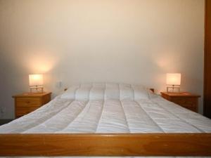 1 dormitorio con 1 cama grande y 2 mesitas de noche en Appartement Montgenèvre, 2 pièces, 6 personnes - FR-1-266-161, en Montgenèvre