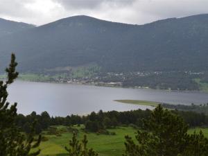 vistas a un lago con montañas en el fondo en Appartement Les Angles, 2 pièces, 4 personnes - FR-1-593-32 en Les Angles