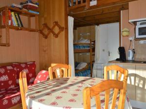 een keuken met een tafel en stoelen en een keuken met een tafel en een kamer bij Chalet Bolquère-Pyrénées 2000, 2 pièces, 4 personnes - FR-1-592-23 in Bolquere Pyrenees 2000