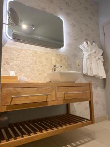 bagno con lavandino e specchio di B&B Bloonwinning a Hasselt