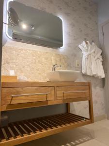 een badkamer met een wastafel en een spiegel bij B&B Bloonwinning in Hasselt