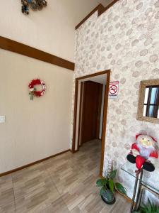 ein leeres Zimmer mit einer Tür und einem Zimmer mit einer Wand in der Unterkunft RESIDENCIAL BORGES CANELA in Canela