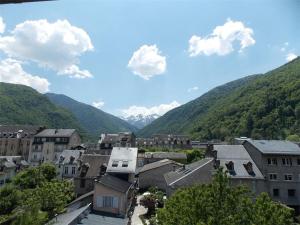 a view of a town with mountains in the background at Studio Bagnères-de-Luchon, 1 pièce, 4 personnes - FR-1-313-130 in Luchon