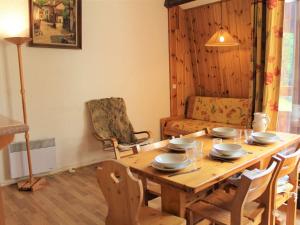- une salle à manger avec une table et des chaises en bois dans l'établissement Appartement Vars, 2 pièces, 6 personnes - FR-1-330B-173, à Vars