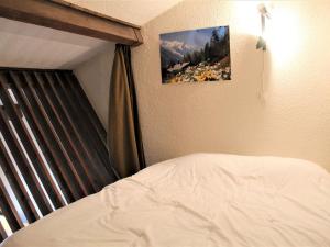 - une chambre avec un lit et une photo sur le mur dans l'établissement Appartement Vars, 2 pièces, 6 personnes - FR-1-330B-173, à Vars