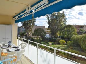 a patio with a table and chairs on a balcony at Appartement Bormes-les-Mimosas, 3 pièces, 6 personnes - FR-1-251-371 in Bormes-les-Mimosas