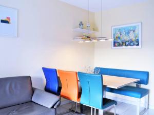 a dining room with a table and chairs at Appartement Bormes-les-Mimosas, 3 pièces, 6 personnes - FR-1-251-371 in Bormes-les-Mimosas