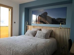 Schlafzimmer mit einem Bett mit Wandgemälde in der Unterkunft Maison Villard-de-Lans, 5 pièces, 8 personnes - FR-1-548-14 in Villard-de-Lans