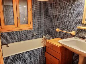een badkamer met een wastafel en een bad bij Chalet Peisey-Vallandry, 5 pièces, 10 personnes - FR-1-411-683 in Landry