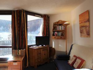 a bedroom with a bed and a desk with a television at Studio cabine + coin nuit, 6 couchages, Vars Les Claux, proche pistes et commerces - FR-1-330B-174 in Vars