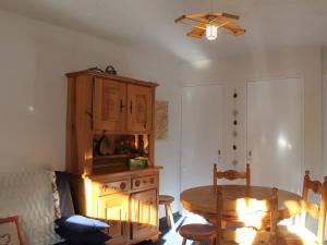 - un salon avec une table et un canapé dans l'établissement Appartement Vars, 1 pièce, 6 personnes - FR-1-330B-174, à Vars