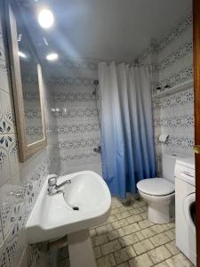 ペニスコラにあるAlpen1 Voramarの白いバスルーム(洗面台、トイレ付)