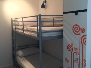 un paio di letti a castello in una stanza di Charmant appartement au pied des pistes, pour 6 personnes avec parking et casier à skis - FR-1-602-61 ad Arette