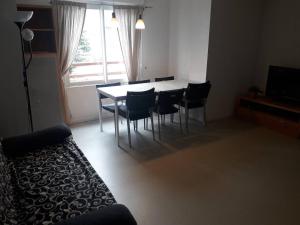 ein Wohnzimmer mit einem Tisch, Stühlen und einem Sofa in der Unterkunft Appartement Arette, 3 pièces, 6 personnes - FR-1-602-61 in Arette