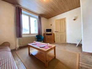 a living room with a table and a window at Appartement Praz-sur-Arly, 2 pièces, 4 personnes - FR-1-603-6 in Praz-sur-Arly