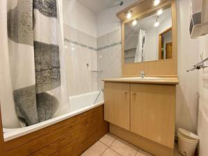 uma casa de banho com um lavatório, uma banheira e um chuveiro em Appartement Praz-sur-Arly, 2 pièces, 6 personnes - FR-1-603-10 em Praz-sur-Arly