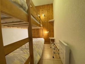 um pequeno quarto com 2 beliches em Appartement Praz-sur-Arly, 2 pièces, 6 personnes - FR-1-603-10 em Praz-sur-Arly