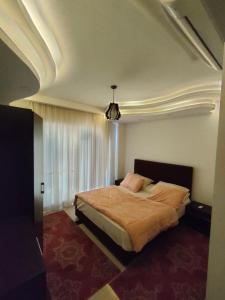 um quarto com uma cama grande e uma janela grande em Rivera Sharm Habiba Apartments em Sharm el Sheikh