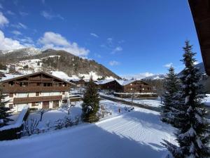 a resort in the mountains with snow on the ground at Appartement Praz-sur-Arly, 1 pièce, 4 personnes - FR-1-603-18 in Praz-sur-Arly
