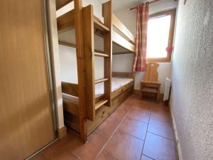 a small room with a bunk bed with a window at Appartement Praz-sur-Arly, 1 pièce, 4 personnes - FR-1-603-18 in Praz-sur-Arly