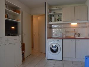 cocina con lavadora en Appartement Saint-Cyprien, 2 pièces, 4 personnes - FR-1-225D-106, en Saint-Cyprien