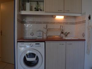 cocina con lavadora y fregadero en Appartement Saint-Cyprien, 2 pièces, 4 personnes - FR-1-225D-106, en Saint-Cyprien